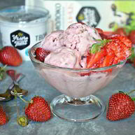 Рецепт Творожно-клубничного мороженого с кусочками шоколада