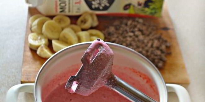 Рецепт творожно-клубничного мороженого с кусочками шоколада