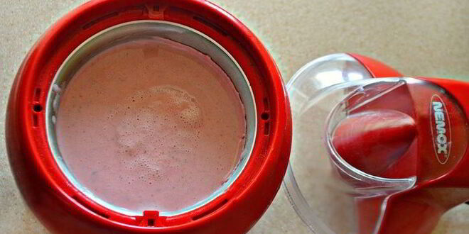 Рецепт творожно-клубничного мороженого с кусочками шоколада