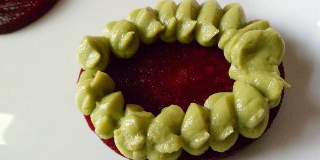 Рецепт башенок из свеклы с муссом из авокадо