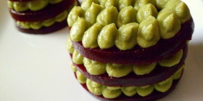 Рецепт башенок из свеклы с муссом из авокадо