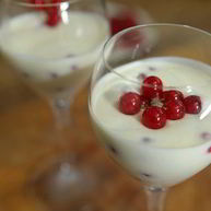 Рецепт Йогуртового мусса с красной смородиной