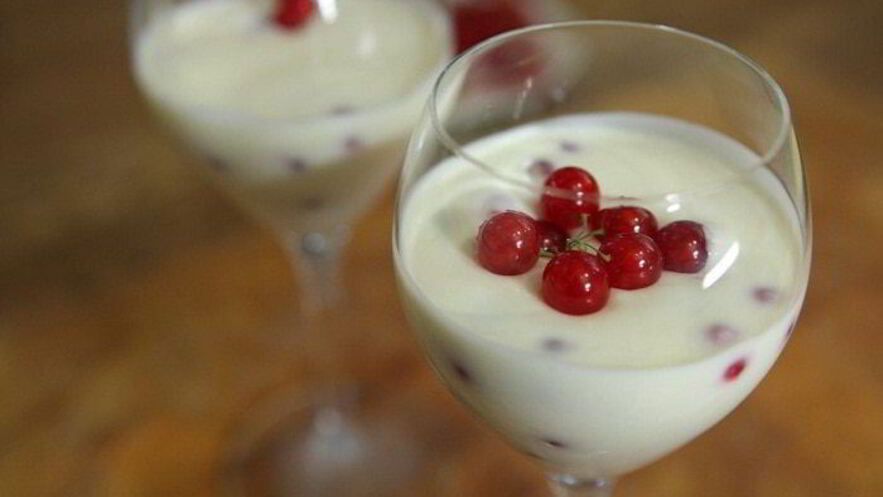 Рецепт йогуртового мусса с красной смородиной