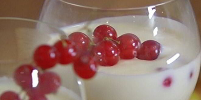 Рецепт йогуртового мусса с красной смородиной