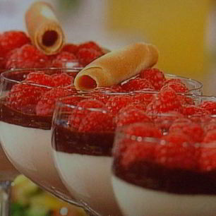 Рецепт Мусса апельсиново-марципановый с острым шоколадным соусом и малиной