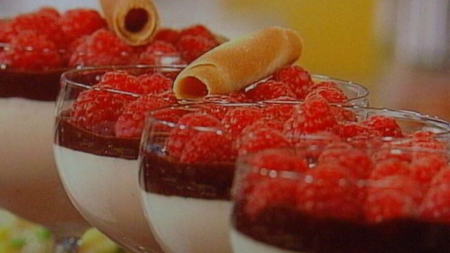 Рецепт мусса апельсиново-марципановый с острым шоколадным соусом и малиной