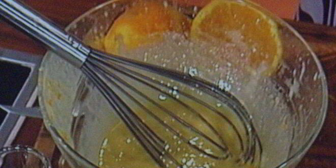 Рецепт мусса апельсиново-марципановый с острым шоколадным соусом и малиной