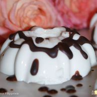 Рецепт Мусса молочного с шоколадным соусом