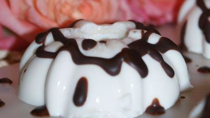 Рецепт Мусса молочного с шоколадным соусом