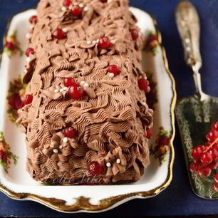 Рецепт Рождественского полена с шоколадным муссом и ягодами