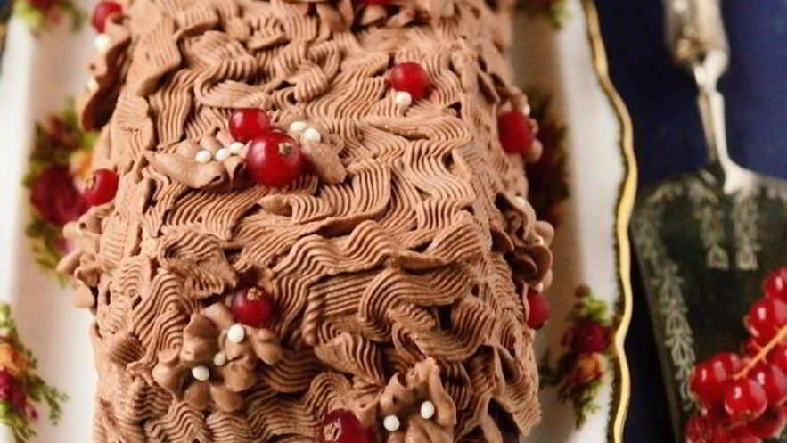 Рецепт рождественского полена с шоколадным муссом и ягодами