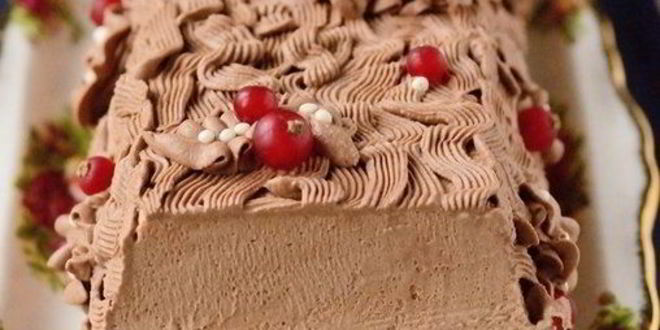 Рецепт рождественского полена с шоколадным муссом и ягодами