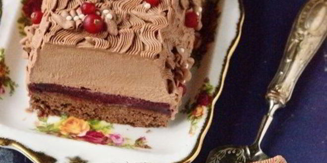 Рецепт рождественского полена с шоколадным муссом и ягодами