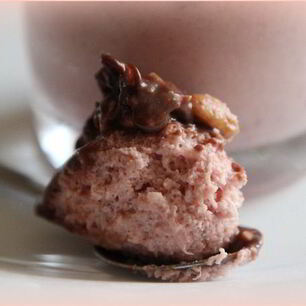 Рецепт Шоколадна-клубничного мусс с орешками