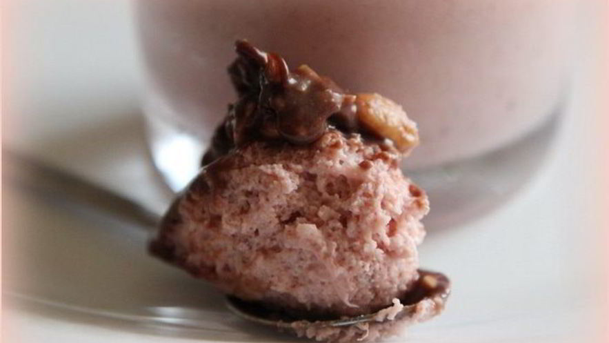 Рецепт шоколадна-клубничного мусс с орешками