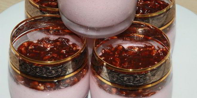 Рецепт шоколадна-клубничного мусс с орешками