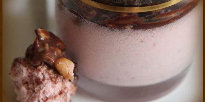 Рецепт шоколадна-клубничного мусс с орешками