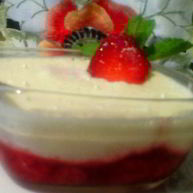 Рецепт Шоколадного белого мусса с клубникой, мятой и вербеной