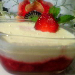 Рецепт Шоколадного белого мусса с клубникой, мятой и вербеной