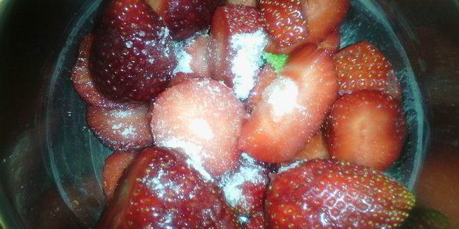 Рецепт шоколадного белого мусса с клубникой, мятой и вербеной