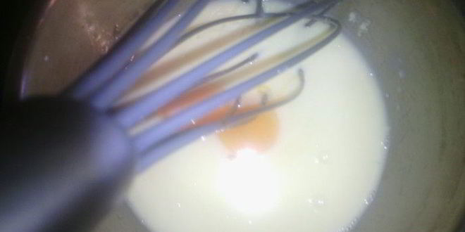 Рецепт шоколадного белого мусса с клубникой, мятой и вербеной