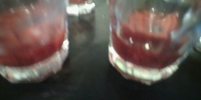 Рецепт шоколадного белого мусса с клубникой, мятой и вербеной