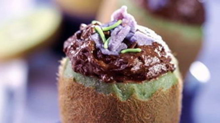 Рецепт шоколадного мусса в чашечках из киви