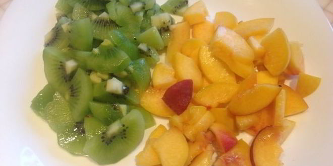 Рецепт творожного мусса с персиками и киви