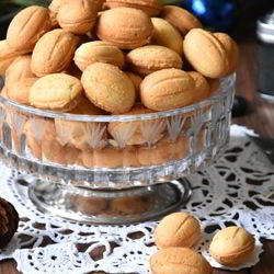 Рецепт Орешков с вареной сгущенкой