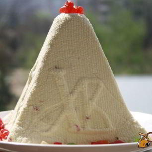 Рецепт Сырой творожной пасхи с цукатами и вяленой вишней