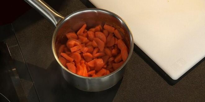 Рецепт куриного суфле с апельсиновыми цукатами на морковном пюре