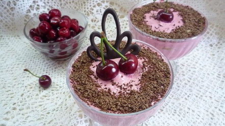 Рецепт сливочно-вишневого суфле с творогом и шоколадом