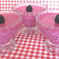 Рецепт Суфле из ягод ежевики со сгущенным молоком