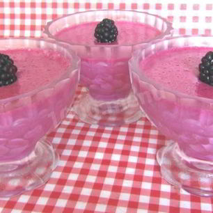 Рецепт Суфле из ягод ежевики со сгущенным молоком