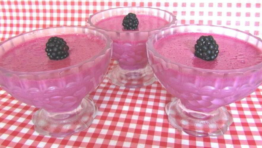 Рецепт суфле из ягод ежевики со сгущенным молоком