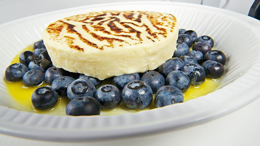 Рецепт теплого гратен с голубикой и апельсиновым соусом