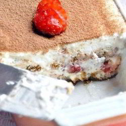 Рецепт Нежного тирамису с творогом и клубникой