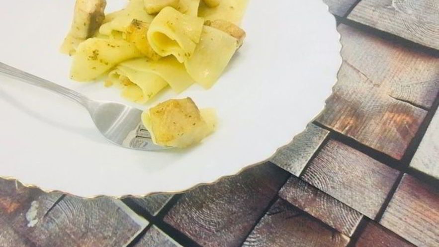 Рецепт бесбармачной лапши с рыбой в соусе песто