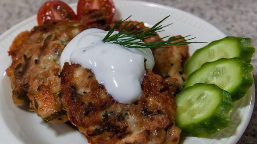 Рецепт драников с курицей и сыром