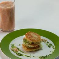 Рецепт Драников с соусом из петрушки и томатный напиток