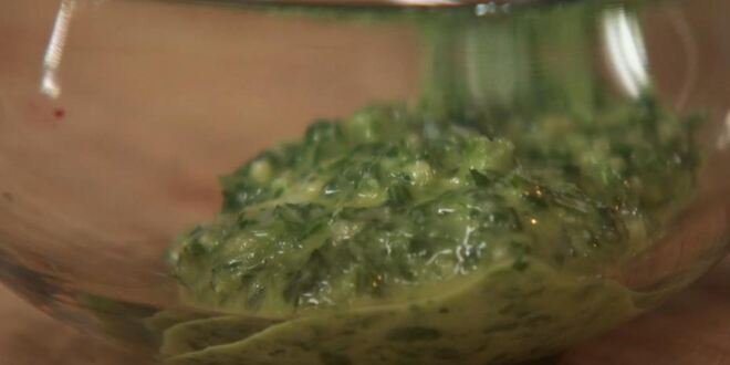 Рецепт драников с соусом из петрушки и томатный напиток