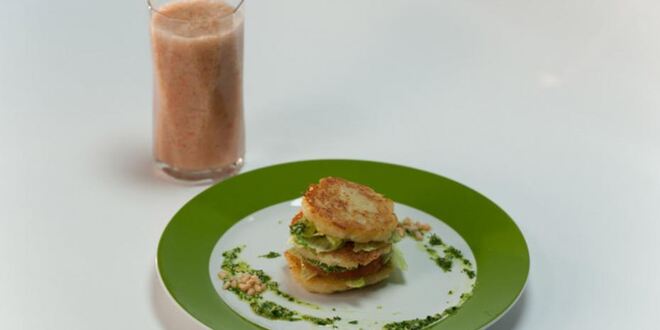 Рецепт драников с соусом из петрушки и томатный напиток