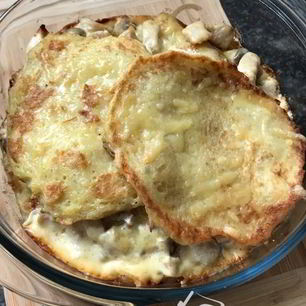 Рецепт Горшочка по-деревенски — драников с курицей и сырным соусом