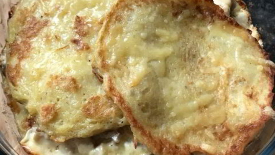 Рецепт горшочка по-деревенски — драников с курицей и сырным соусом