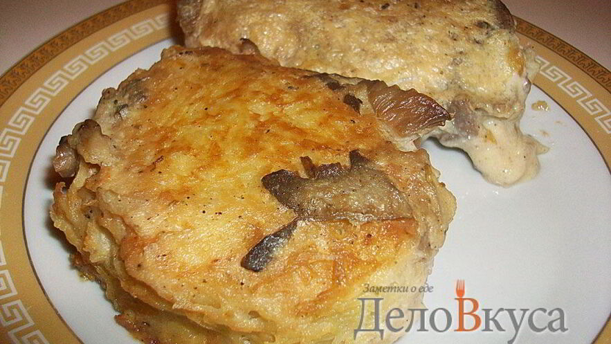 Рецепт картофельных драников с мясом под грибным соусом