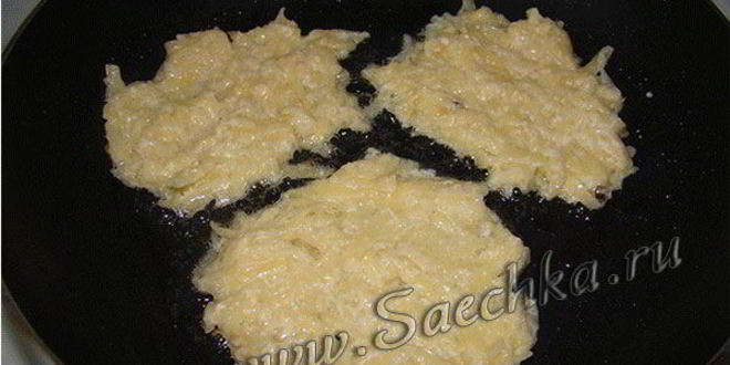 Рецепт картофельных драников с сыром и шпикачками