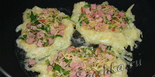 Рецепт картофельных драников с сыром и шпикачками