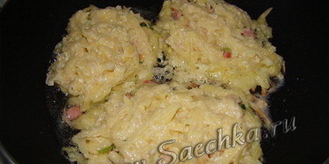 Рецепт картофельных драников с сыром и шпикачками