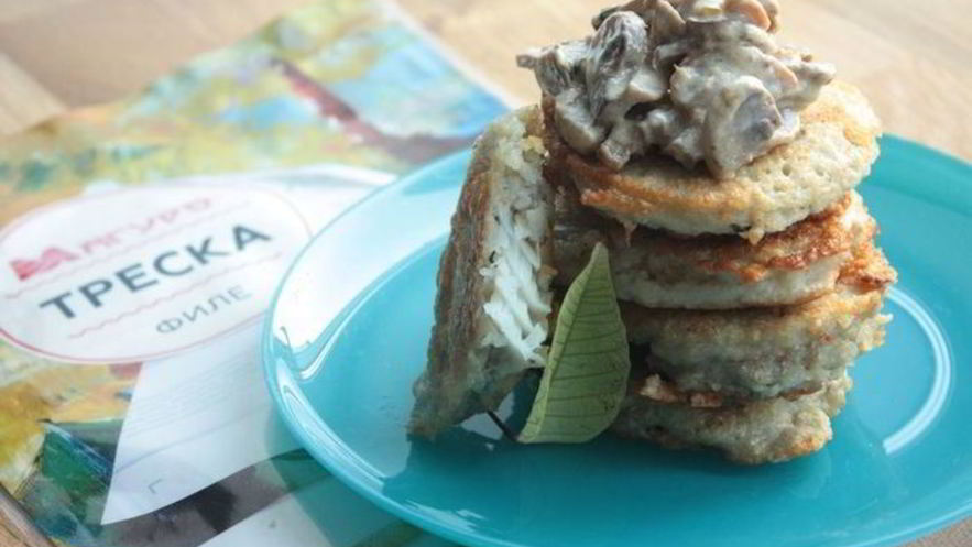 Рецепт картофельных драников с треской под грибным соусом