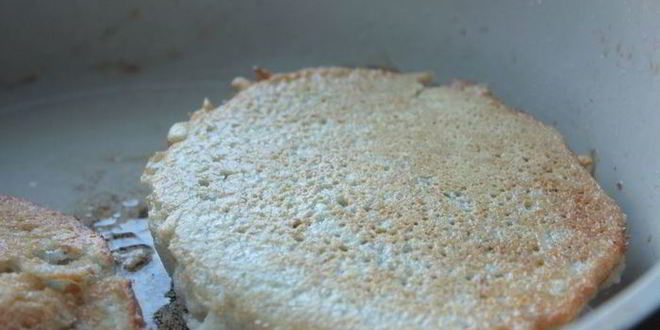 Рецепт картофельных драников с треской под грибным соусом